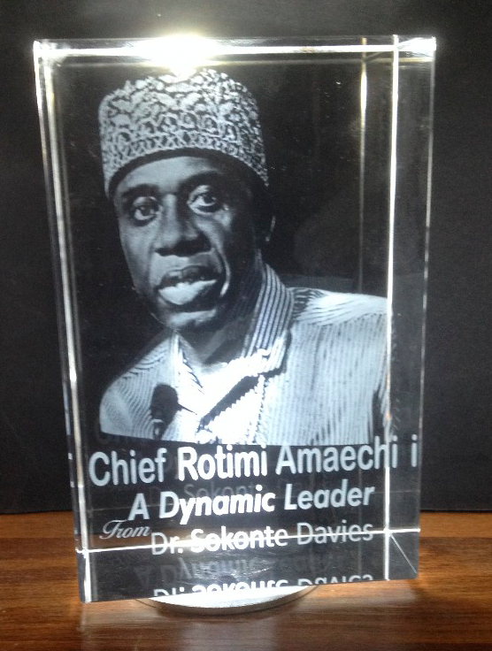 High-quality 3D glass cube award with customized text, perfect for official ceremonies