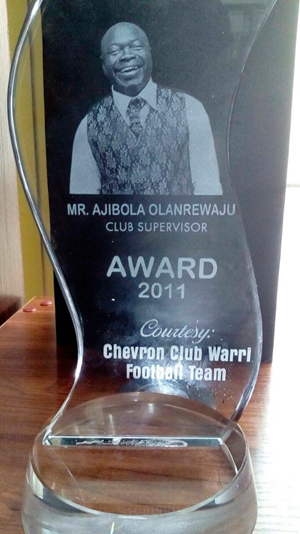 Unique 3D glass cube trophy with moving base, ideal for award shows and ceremonies